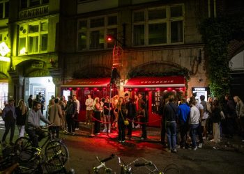 Dinamarca cerrará cines, teatros y salas de concierto frente a récord de casos de covid