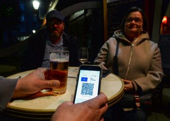 Prohíben bailar en bares y restaurantes en Francia durante cuatro semanas por covid-19