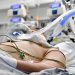 Los contagios de covid-19 se disparan mientras Europa se protege de ómicron