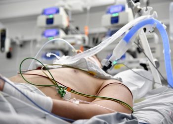 Variante ómicron causará más de la mitad de casos de covid en Europa «en los próximos meses», según agencia de sanidad europea