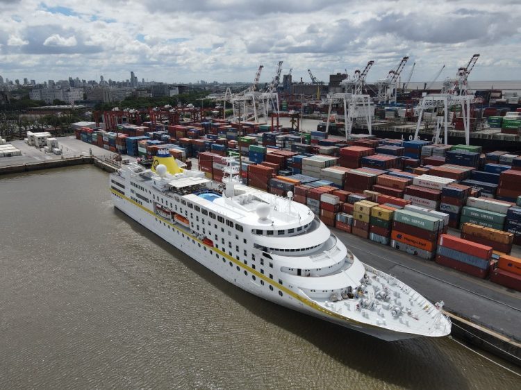 Vista aérea tomada el 29 de noviembre de 2021 del crucero MS Hamburg, bajo bandera de las Bahamas, en el muelle de Buenos Aires. FOTO / AFP