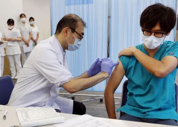 Japón aprueba presupuesto adicional récord para hacer frente a golpe de la COVID-19