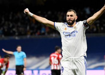Karim Benzema impulsa al Real Madrid al frente de la tabla