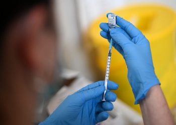 Frente al auge de la variante ómicron, Reino Unido apuesta a la tercera dosis de vacuna