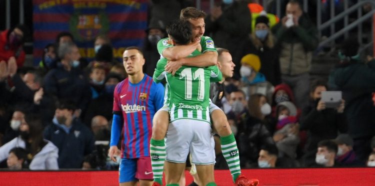 El centrocampista español del Real Betis, Cristian Tello, y el centrocampista español del Real Betis, Sergio Canales (ARRIBA) celebran el primer gol del delantero español del Real Betis, Juanmi, durante el partido de fútbol de la Liga española entre el FC Barcelona y el Real Betis en el estadio Camp Nou. (Photo by LLUIS GENE / AFP)