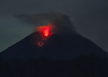 La actividad del volcán Semeru en Indonesia ralentiza las operaciones de rescate