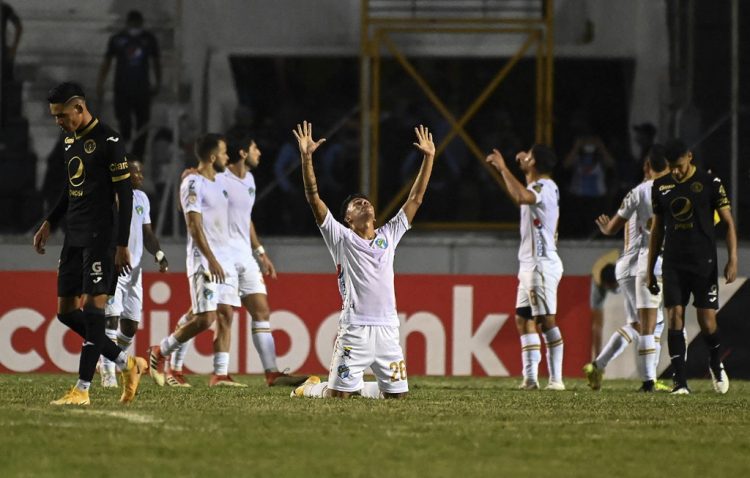Los jugadores de Comunicaciones de Guatemala celebran tras ganar un partido de fútbol de la final de ida de la Concacaf ante el Motagua de Honduras, en el estadio Tiburcio Carias Andino. (Photo by Orlando SIERRA / AFP)