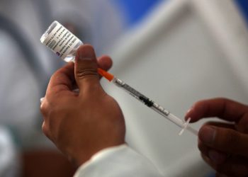 Estados Unidos llega a 200 millones de vacunados en medio de repunte