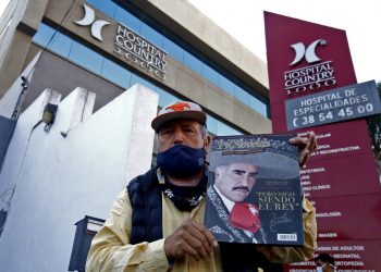 «Le está cantando a la Virgencita», mexicanos lloran la muerte de Vicente Fernández