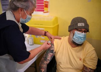 Reino Unido desbloquea $1,300 millones para empresas afectadas por la variante ómicron