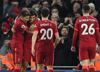 Liverpool le sigue los pasos al Manchester City mientras el Chelsea tropieza en la Premier League