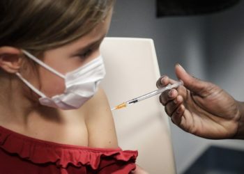 Francia recomienda acortar a tres meses plazo para refuerzo de vacuna antiCOVID