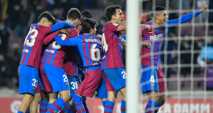 Los jugadores del Barcelona celebran su tercer gol del centrocampista español Nico González durante el partido de fútbol de la liga española entre el FC Barcelona y Elche CF en el estadio Camp Nou de Barcelona. (Photo by Pau BARRENA / AFP)