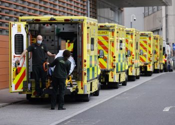 Doce muertos y 104 hospitalizaciones por variante ómicron en Reino Unido
