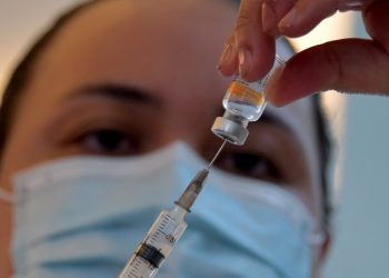 Con contagios en alza, Latinoamérica apuesta a la vacunación ante ómicron