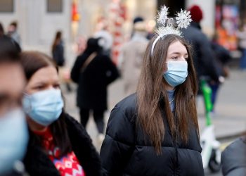 Reino Unido reduce a siete días el aislamiento para casos de covid-19