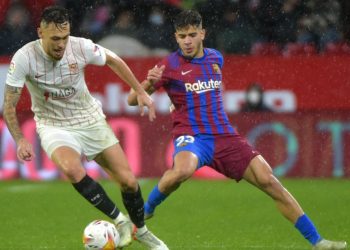 Un Sevilla en inferioridad sobrevive al Barcelona y salva un punto