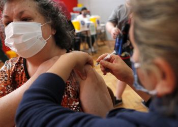 Con contagios en alza, Latinoamérica apuesta a la vacunación ante ómicron