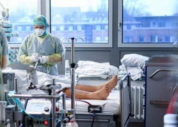OMS prevé «gran número» de hospitalizaciones, aunque ómicron sea menos peligrosa