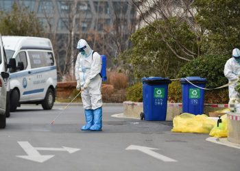 China amplía confinamiento mientras el virus repunta en Europa y EE. UU.