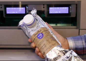 Una cadena de Israel empieza a vender hamburguesas preparadas por un robot
