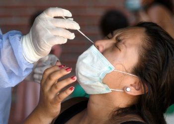 Récord de casos de covid-19 en Bolivia por relajación de medidas, según el Gobierno