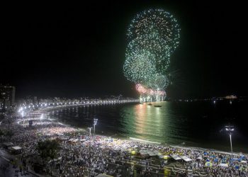 Rio de Janeiro volvió a recibir el Año Nuevo en Copacabana pero con menos gente