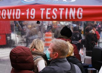 Nuevos casos de Omicron en Reino Unido casi se duplican en 24 horas