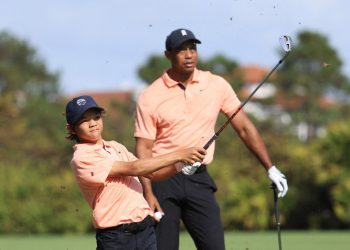 Tiger Woods y su hijo arrancan quintos en su torneo de regreso al golf