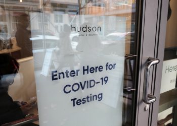 Nueva York registra alza de hospitalizaciones de niños por covid-19