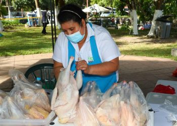 Salvadoreños prefieren gallina para la cena navideña