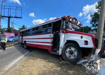 Busero ebrio pierde el control y se accidenta en carril del Sitramss en Soyapango