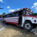 Busero ebrio pierde el control y se accidenta en carril del Sitramss en Soyapango