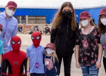 El sorprendente gesto de Tom Holland con el niño que salvó a su hermana del ataque de un perro