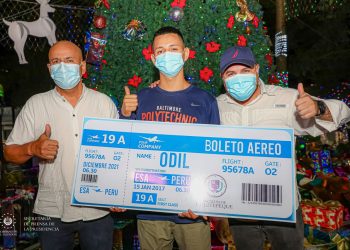 Gobierno de El Salvador entrega apoyo a joven salvadoreño que participará en competencia mundial de freestyle