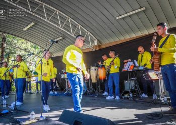 Grupo artístico del centro penal La Esperanza ameniza las fiestas patronales en San José Guayabal