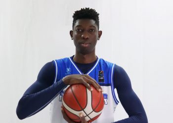 El basquetbolista africano Ibrahima Traoré recibió su pasaporte salvadoreño