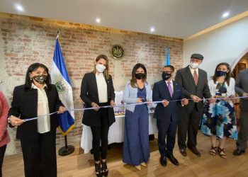 Salvadoreños en Guatemala reducirán tiempo y viajes con sistema inmediato de pasaportes
