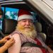 ¡Santa Claus ya llegó a la ciudad!… y no dudó en vacunarse contra la COVID-19 en El Salvador