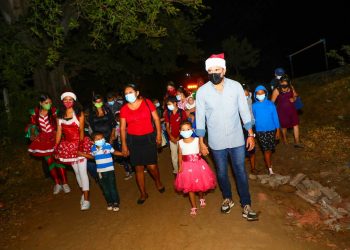 Alcalde de Zaragoza acompaña a niños de la comunidad Bendición de Dios en cena navideña