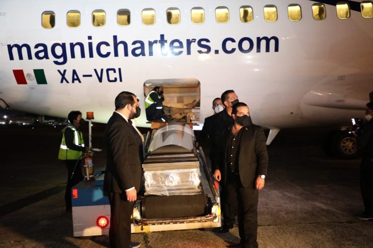 Los primeros cuerpos de los migrantes
fallecidos llegaron vía aérea.