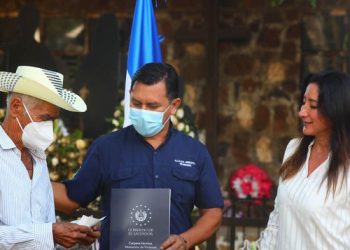 La ministra de Vivienda entrega contribuciones económicas a las familias del caso El Mozote