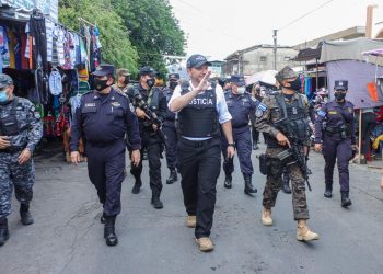 Autoridades del Gabinete de Seguridad realizan recorrido en parque Colón y Mercado Colón en Santa Ana