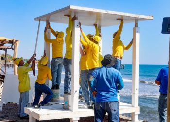 Reos apoyan construcción de atalayas para guardavidas