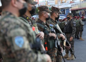 Fuerza Armada de El Salvador brinda seguridad la noche de Navidad en varias colonias del país