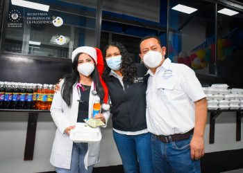 Gobierno de El Salvador entrega cenas a personal sanitario en noche de Navidad