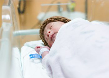 Ministerio de Salud presenta al primer bebé nacido en esta Navidad en El Salvador