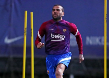 Barcelona confirma que Dani Alves y Clement Lenglet han dado positivo a COVID-19