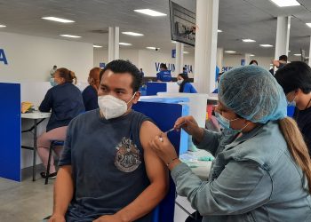 Población acude a vacunarse antes de fin de año en el megacentro
