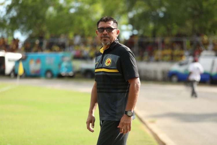 El técnico del Platense, Guillermo Rivera, se mostró complacido del trabajo de sus pupilos.  Foto: Edison González.